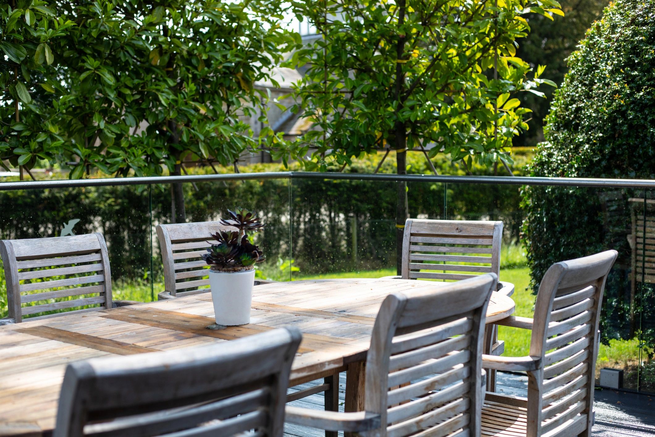 Zona de estar exterior rodeada de plantas en un jardín